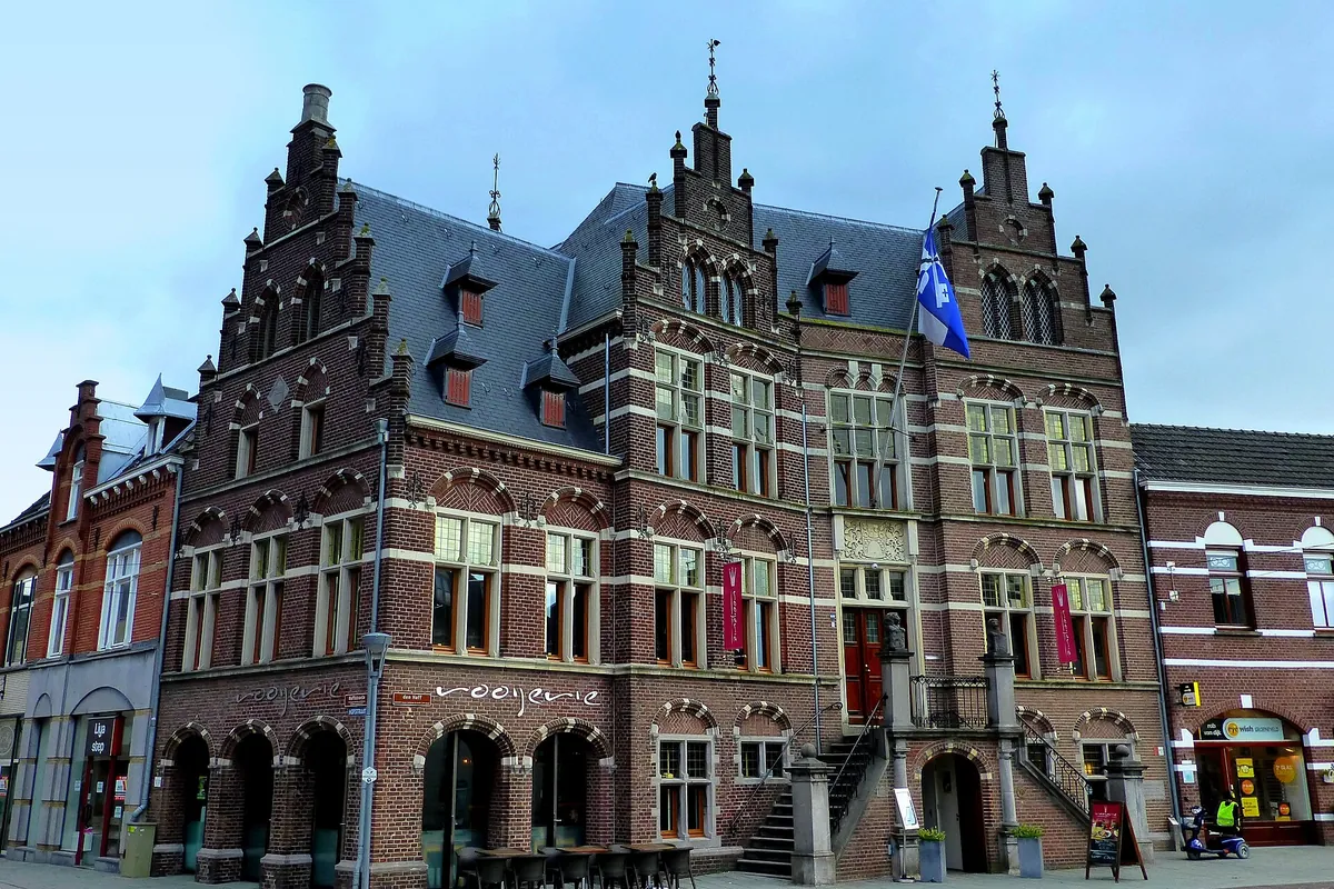 Das alte Rathaus aus Backstein mit Treppengiebeln am Grote Markt in Venray